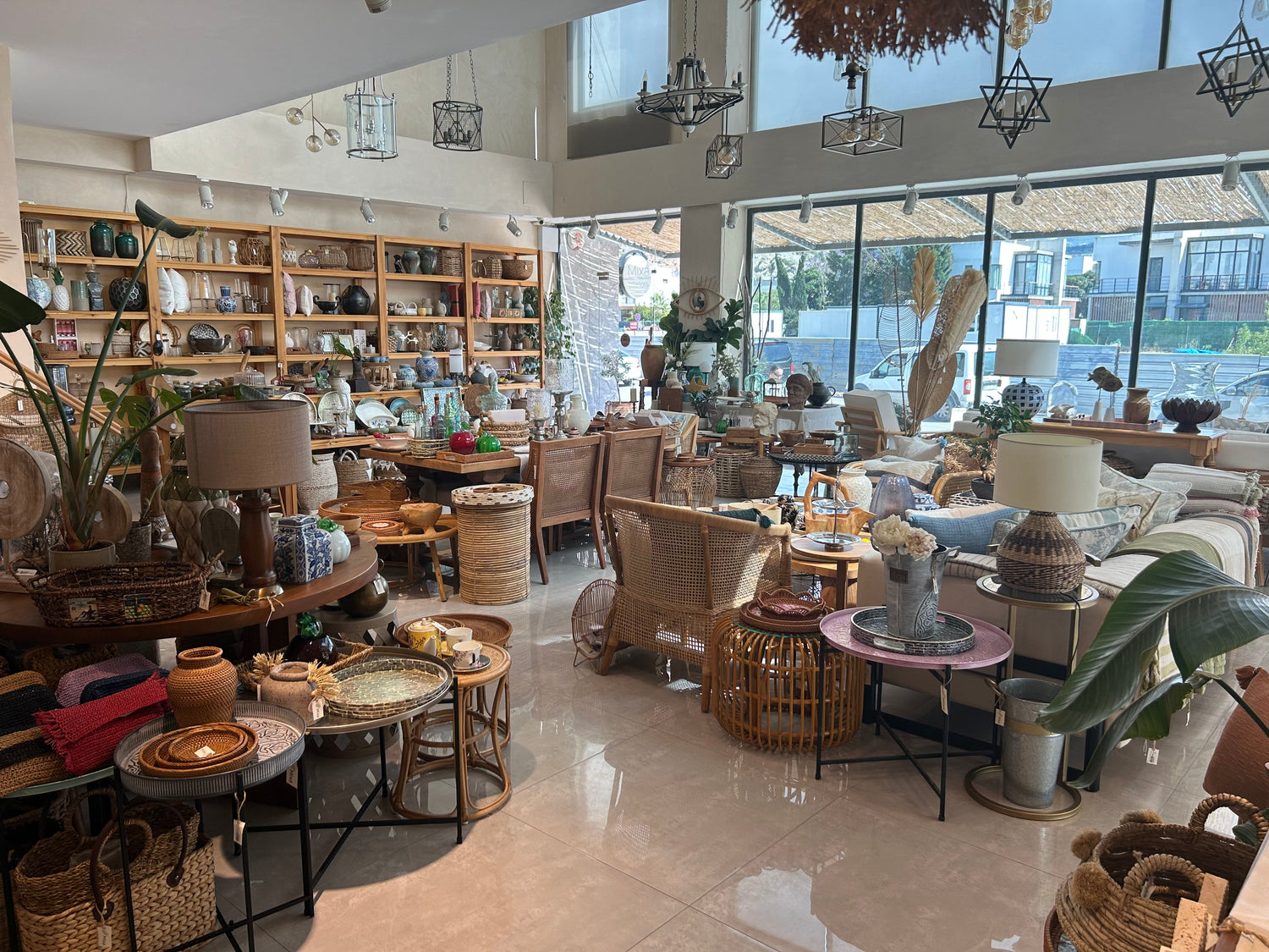 Mixa Interiors Gündoğan mağazasında doğal dokulu ev ve yaşam ürünleri